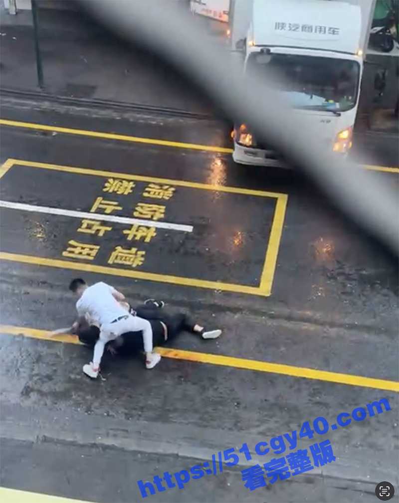 男子街头打架互砍劝架小伙被砍伤（3）