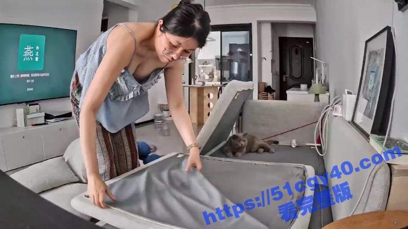 偷看兄弟电脑监控嫂子露胸视频流出 4