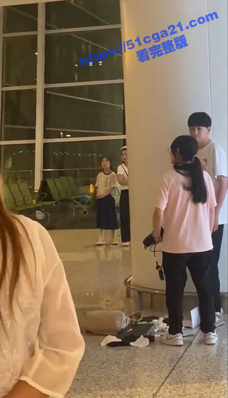 小情侣机场起冲突 女生暴打男友后逼其下跪道歉 舔狗真是卑微的脸都不要了！