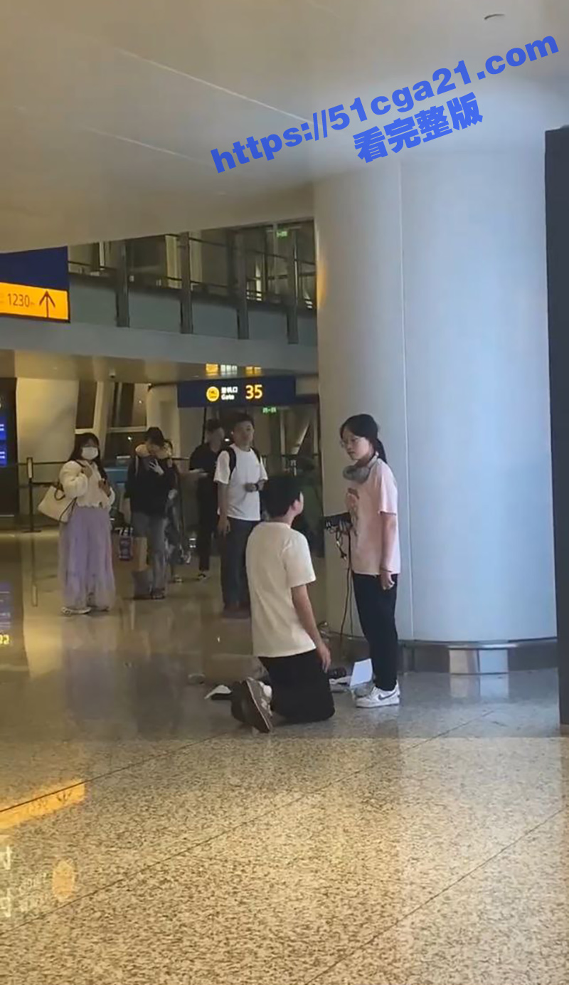 小情侣机场吵架男生下跪（5）