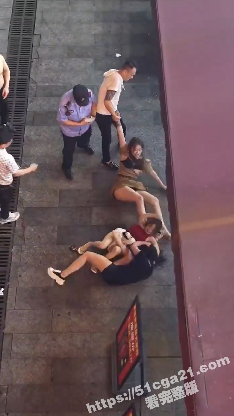 少妇街头撕逼打架奶子露出 4