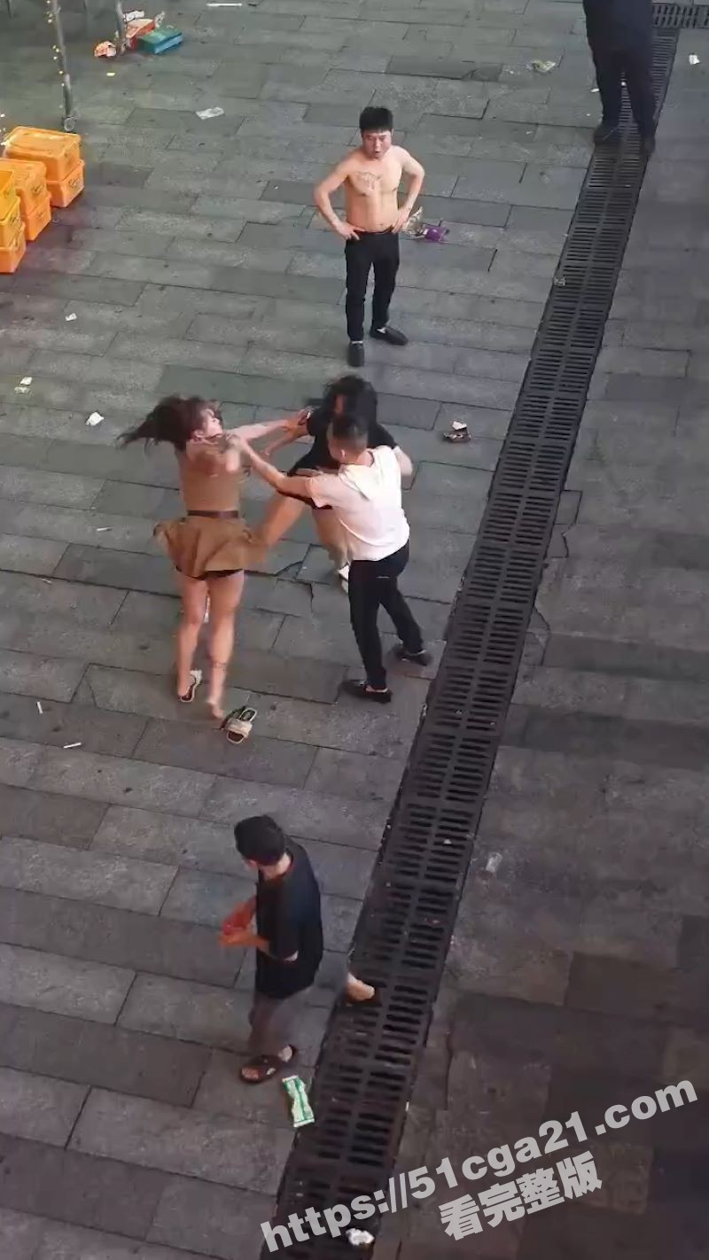 少妇街头激战！撕逼打架火爆全场 奶罩被撕碎巨乳外露 围观群众直呼过瘾！