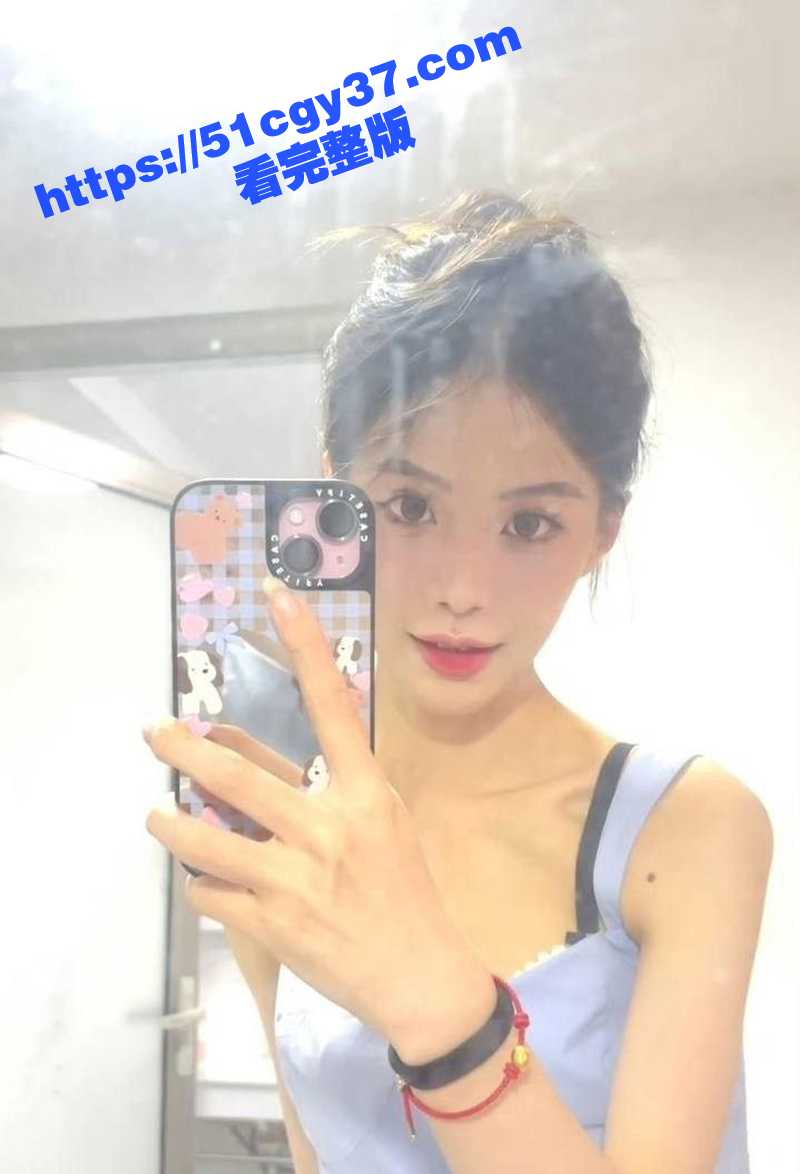 舔狗泪崩！白月光女神接表白电话时 正被后入狂操！炮友边干边乐还录视频！