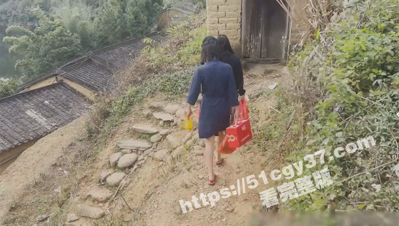 露出界天花板 CikaiMoon携闺蜜下乡露出送温暖 真空做饭勾引大爷 可惜啊大爷好像不太行！