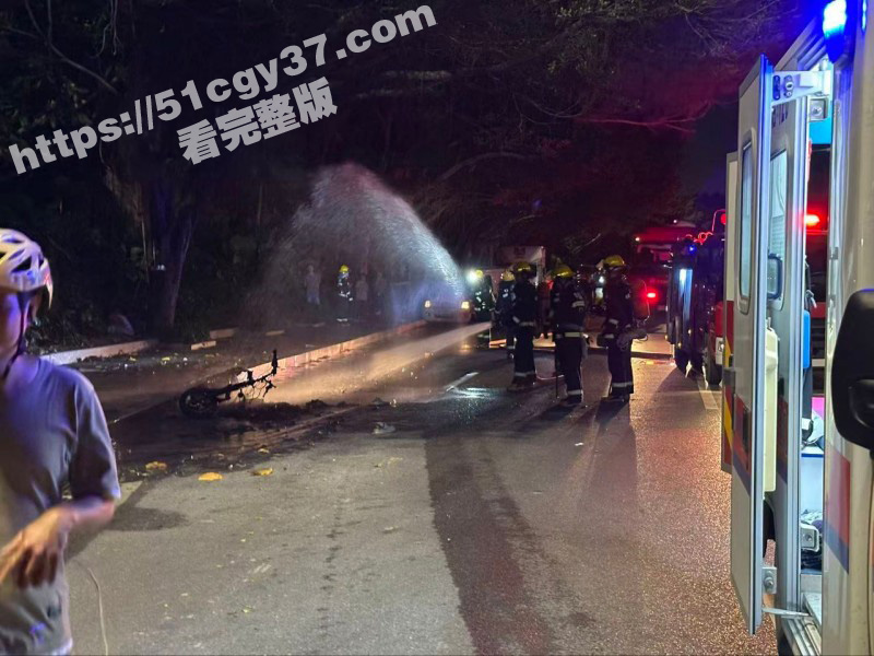 女子骑电动车飙车 跌倒后车辆起火 被严重烧伤衣不蔽体 惨烈程度令人心惊胆跳！