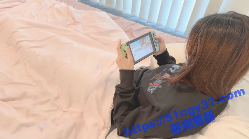 极品00后女友玩游戏被偷袭 白虎嫩逼被操的白浆四溢淫水狂涌 快枪手男友秒射肥穴！