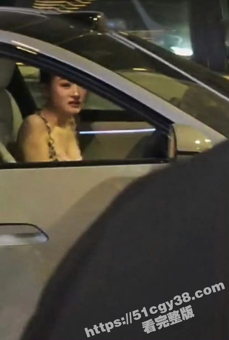 河南郑州女子连撞多人后在车里发抖音08