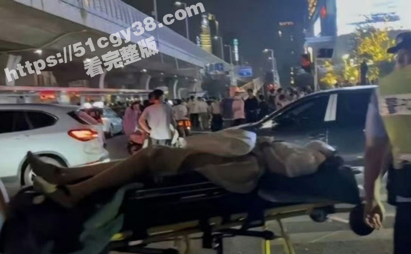 河南郑州女子连撞多人后在车里发抖音09