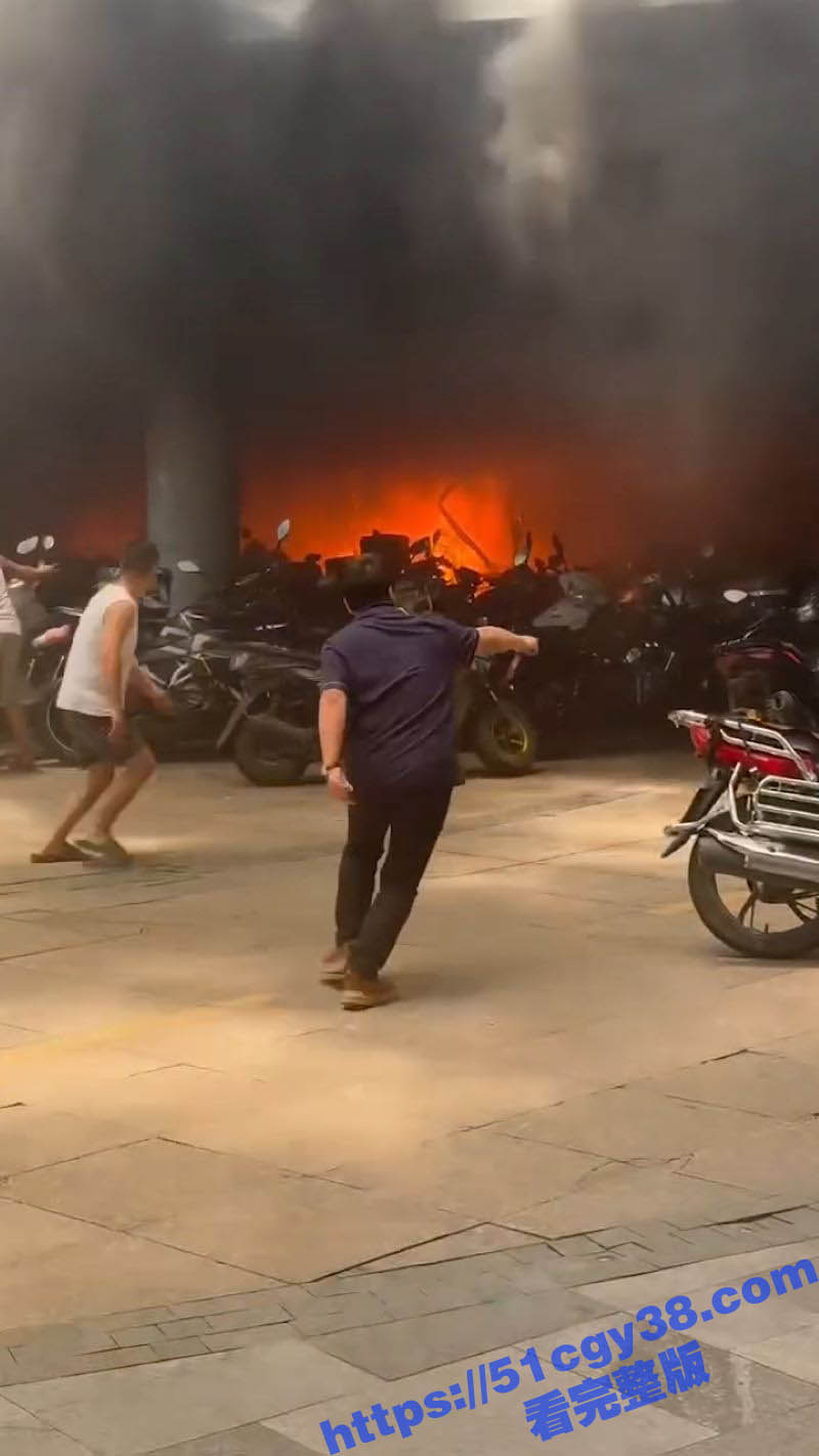 重庆石桥铺火灾大瓜 摩托车自燃引爆电瓶车 现场浓烟滚滚险些吞没大厦！