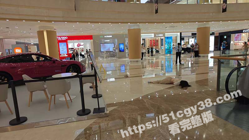 嘉兴八佰伴女子跳楼事件现场视频（4）