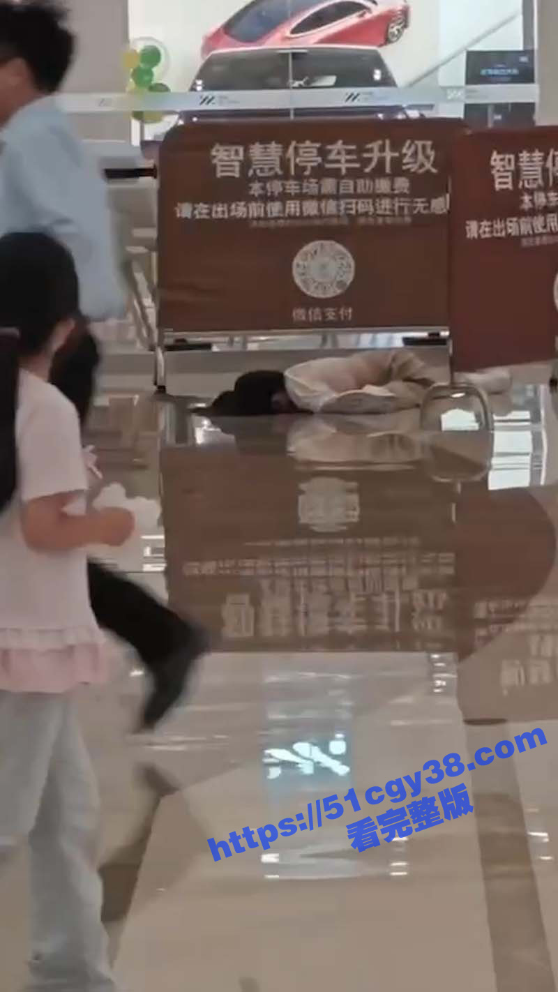 嘉兴八佰伴女子跳楼事件现场视频（3）