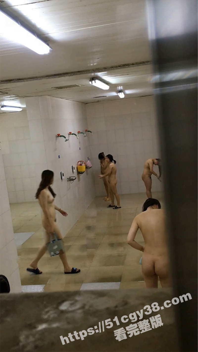 冒死偷拍女大学生公共浴室洗澡10