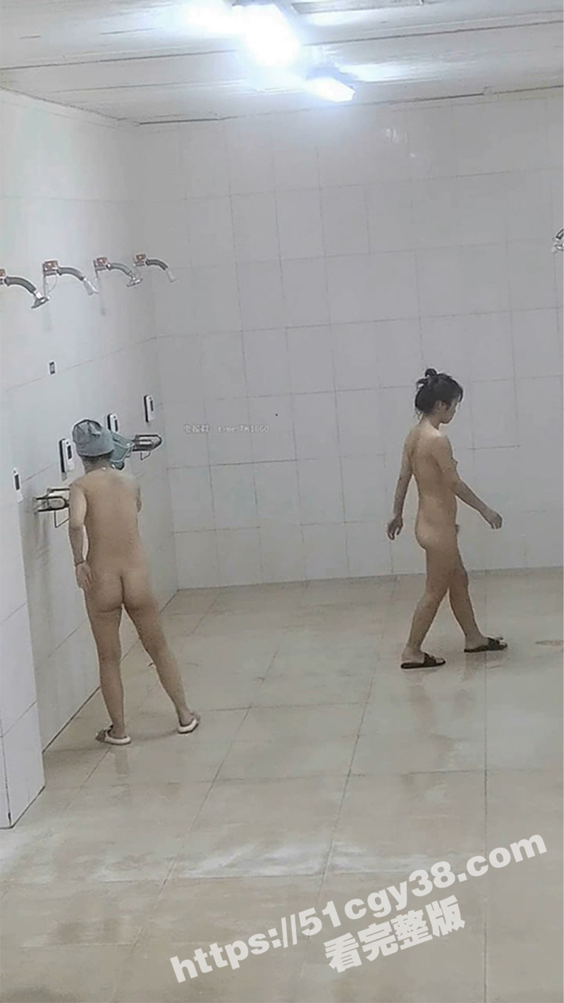 冒死偷拍女大学生公共浴室洗澡9