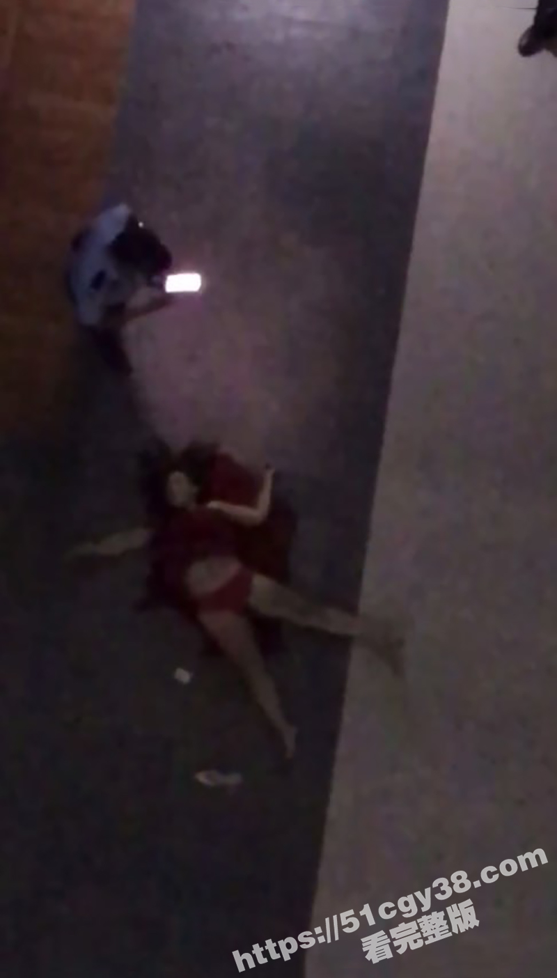 浙江嘉兴江南摩尔西公寓女子跳楼身亡（4）