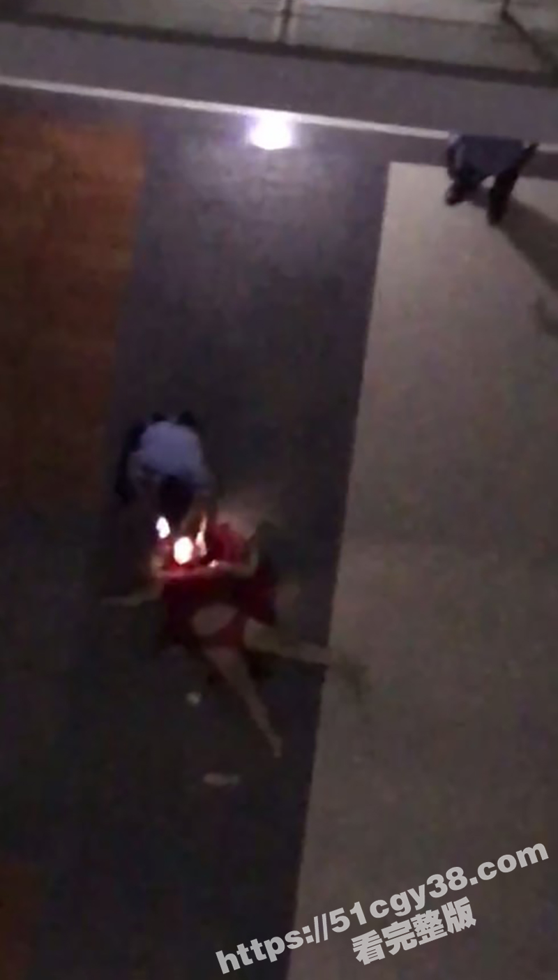 浙江嘉兴江南摩尔西公寓女子跳楼身亡（3）