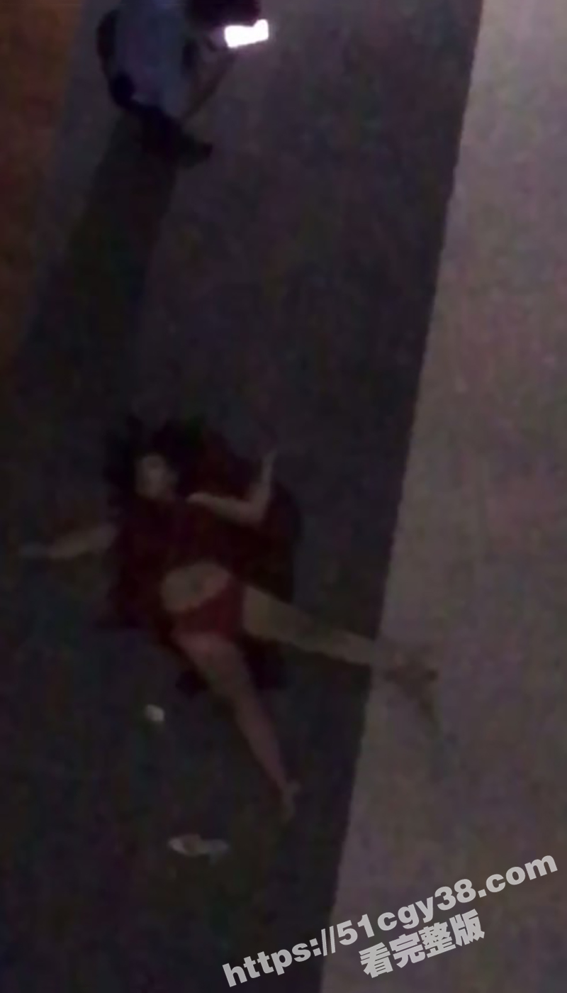 浙江嘉兴江南摩尔西公寓女子跳楼身亡（5）