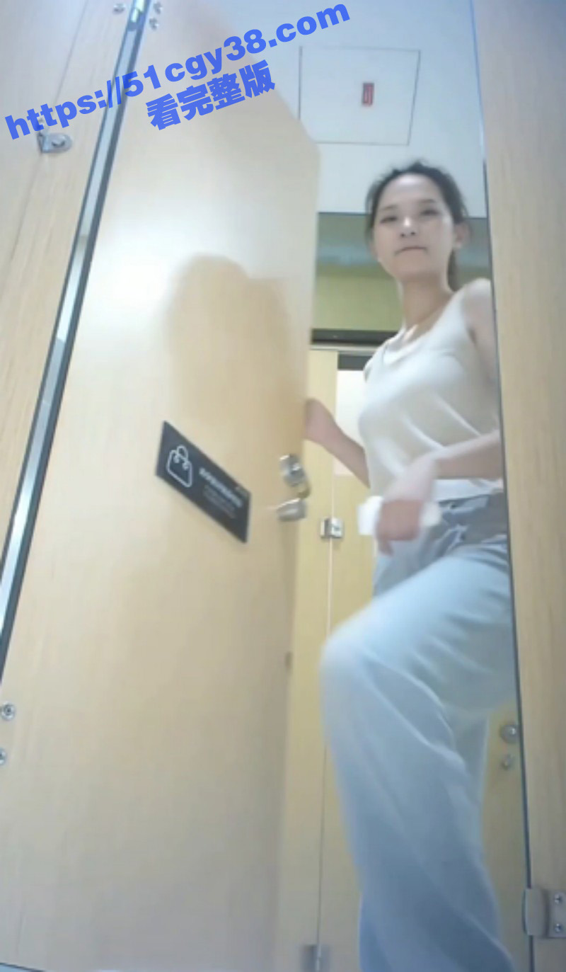 精品厕拍合集！商场女厕偷拍多位气质靓女 姨妈期尿血 对镜头放屁 画面猎奇刺激！