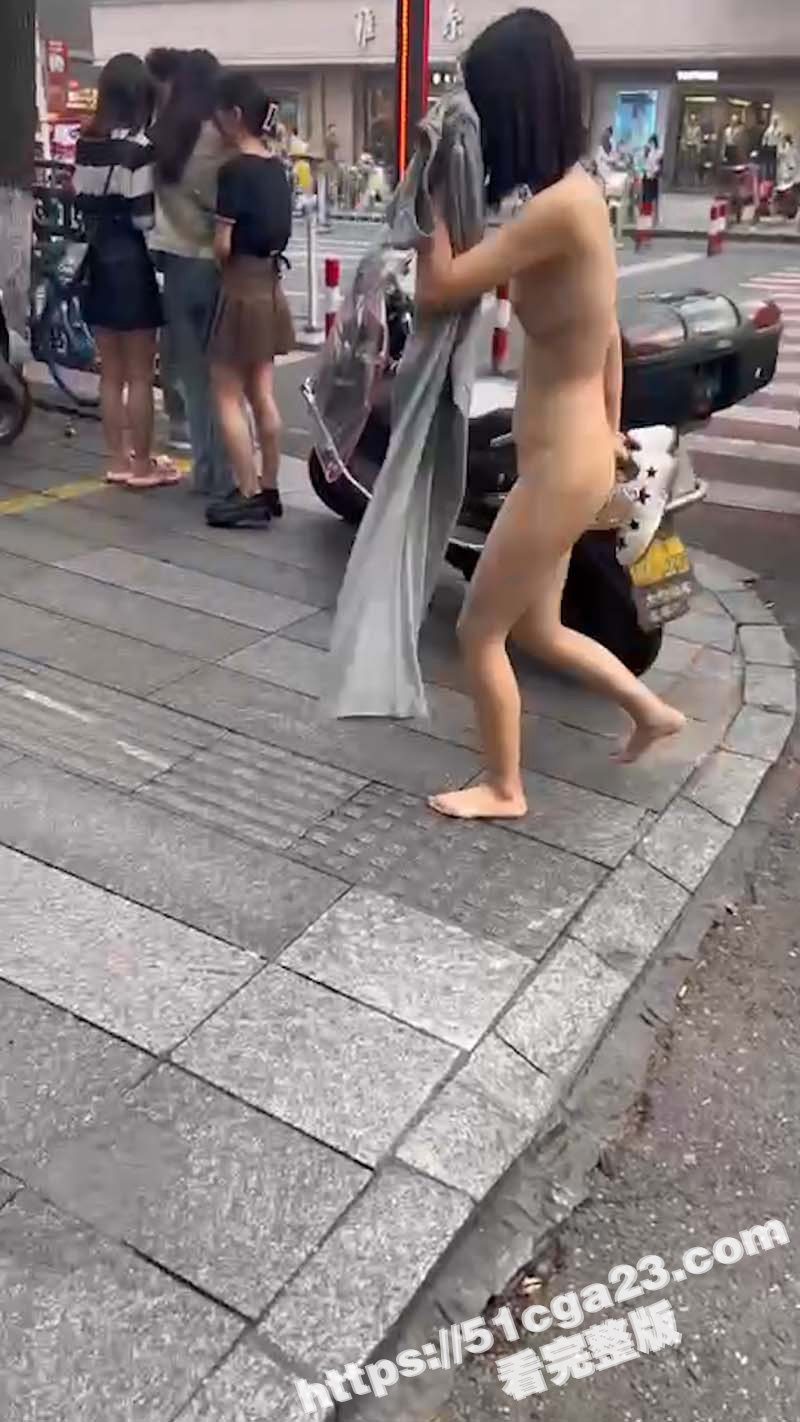 精神小妹马路上脱衣服全裸游街（3）