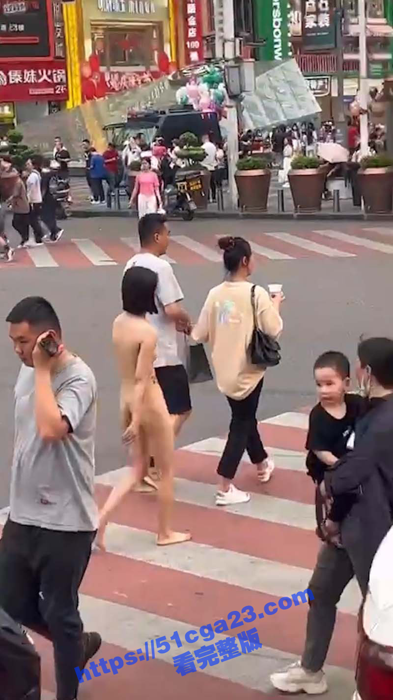 精神小妹马路上脱衣服全裸游街（6）