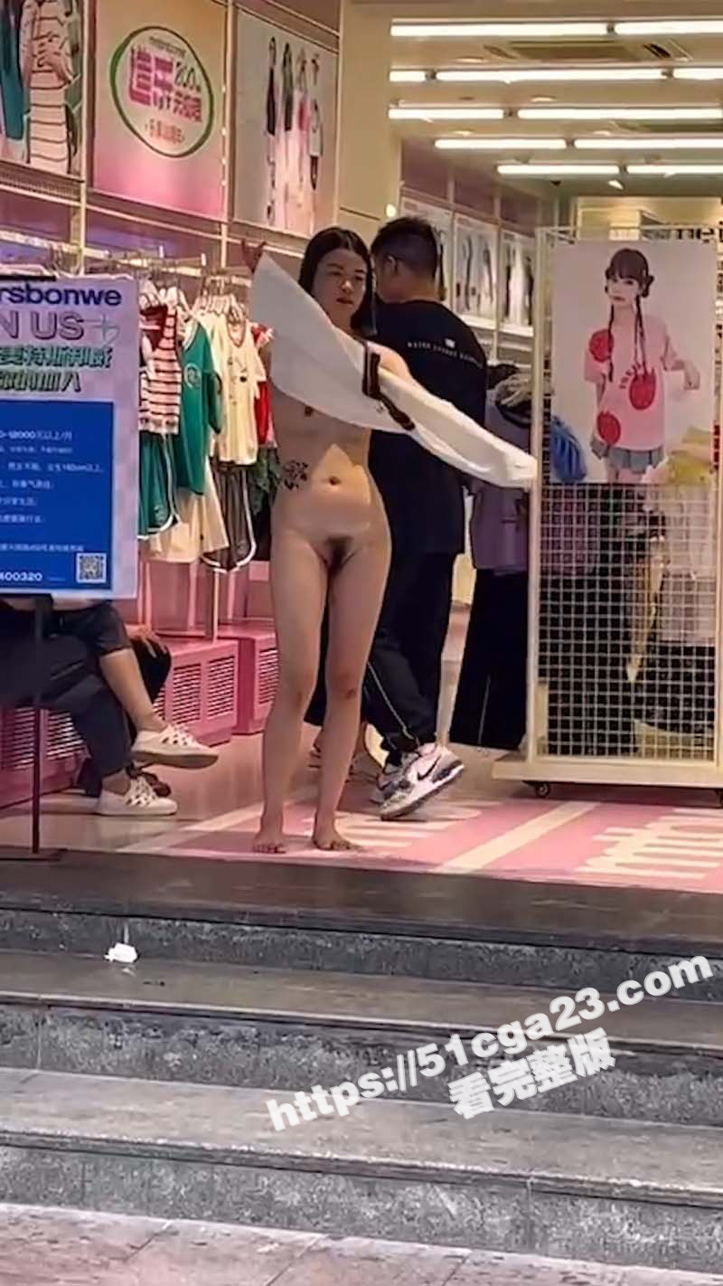 精神小妹马路上脱衣服全裸游街（8）
