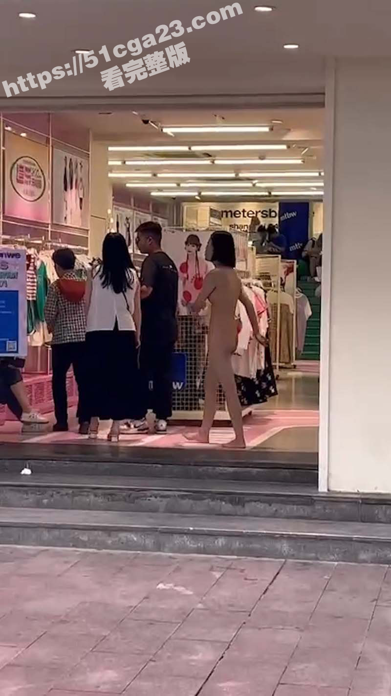 精神小妹马路上脱衣服全裸游街（7）
