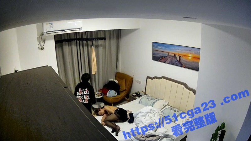 喝完酒发骚的拉拉女主 丰满大奶子勾魂 撕破黑丝上演女同激情戏码炸裂全网！