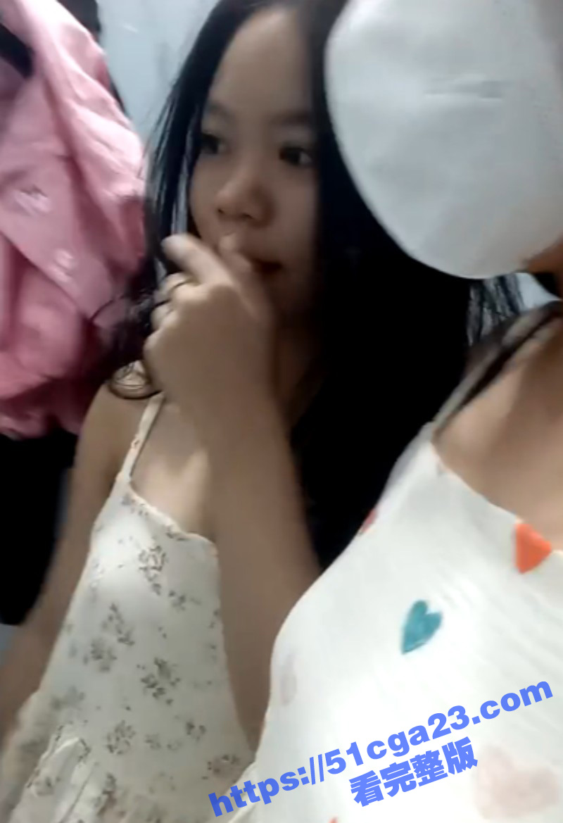 女同姐妹花商场露出试衣间自慰03