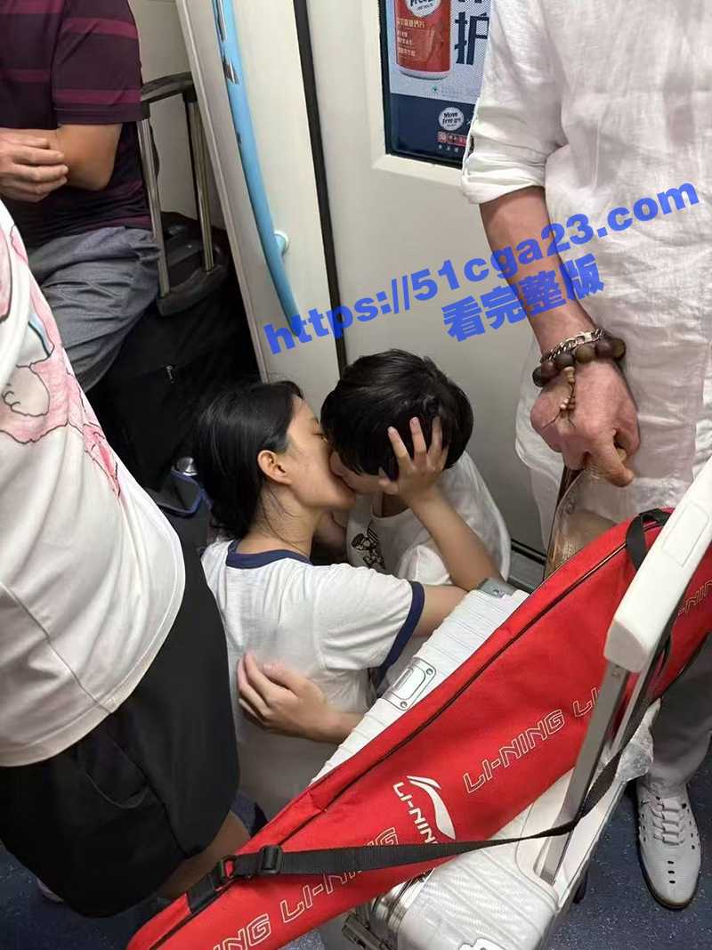 上海地铁再起风波 小情侣寻求刺激 当众热吻打飞机 激情缠绵旁若无人！