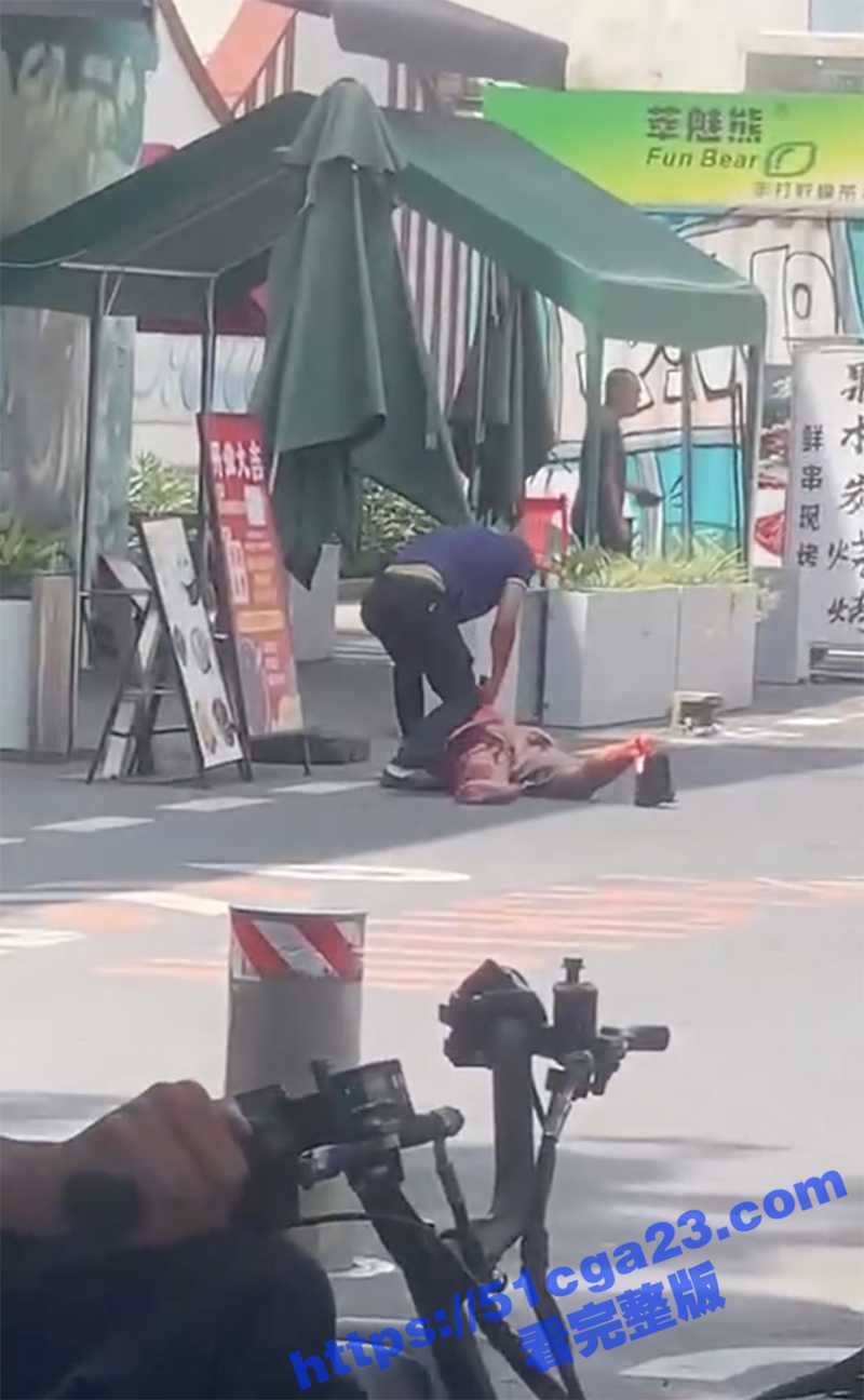 广州东晓南街头惊现持刀屠夫！男子被压地上当猪屠宰 血流满地 现场画面触目惊心！