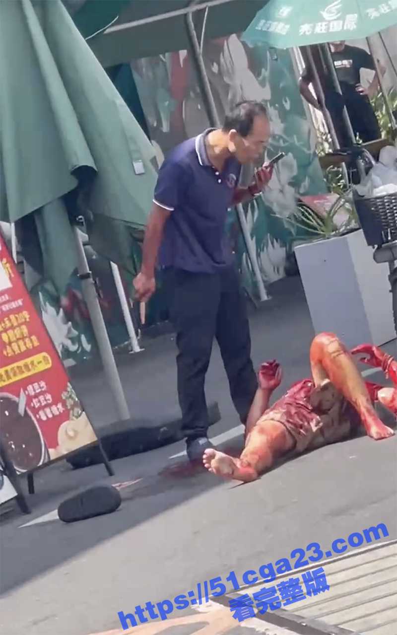 广州东晓南街头惊险持刀屠夫男子被压地上当猪屠宰（3）
