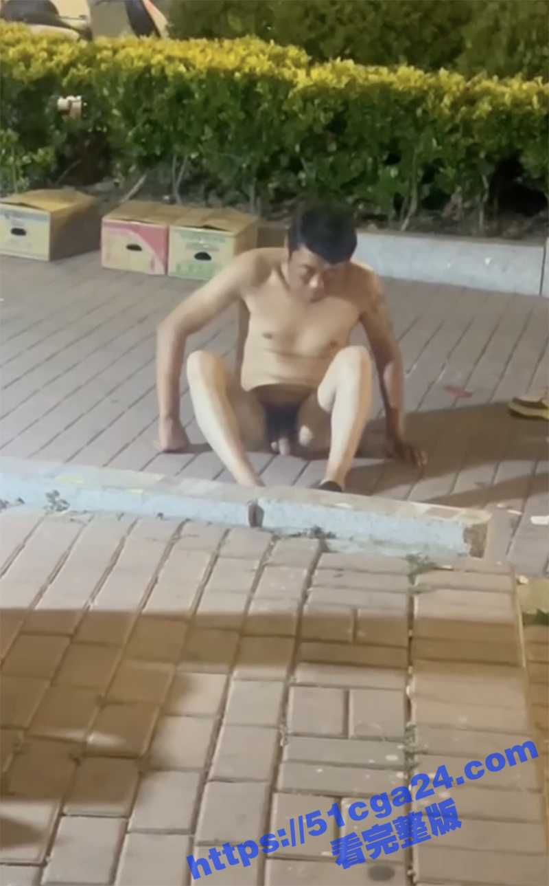 青岛黄岛街头裸男（2）