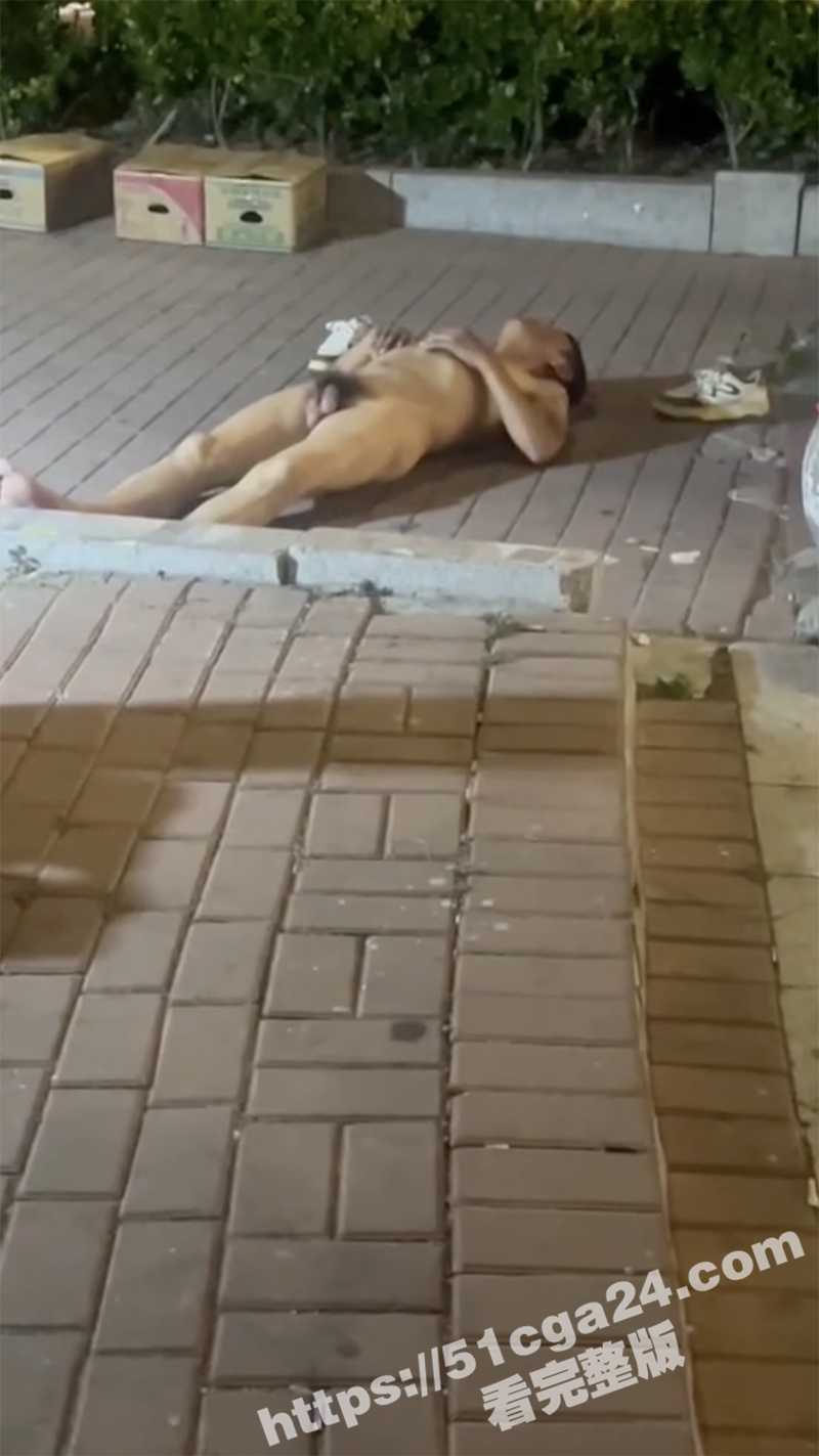 青岛黄岛街头裸男（3）