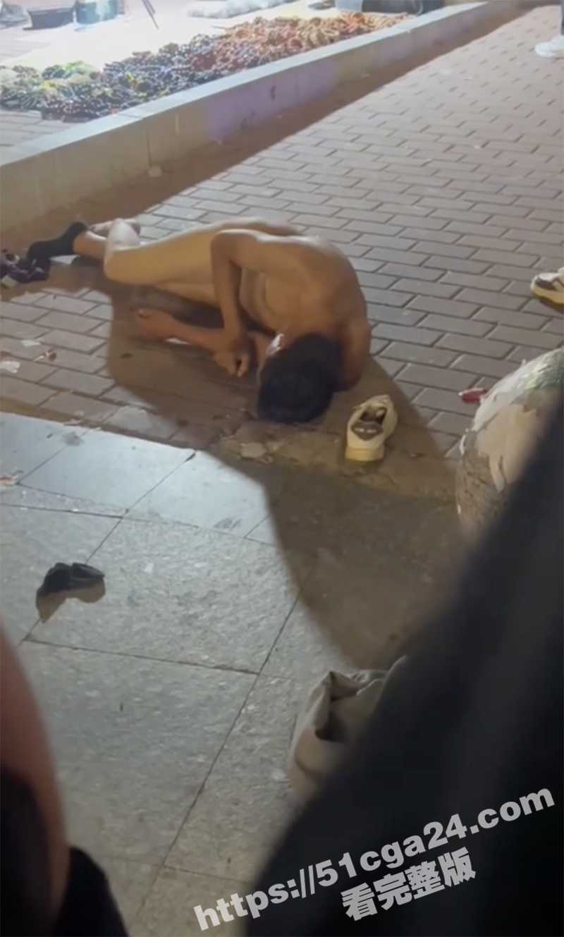 青岛黄岛街头裸男（4）