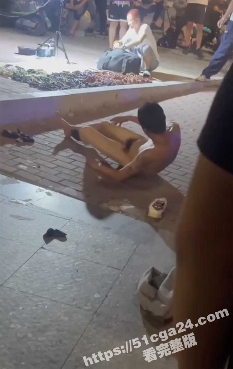 青岛黄岛街头裸男（5）