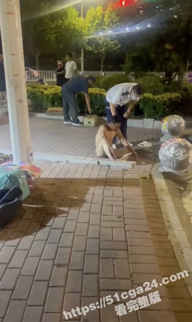 青岛黄岛街头惊现裸男 不顾旁人眼光全裸打滚 大屌被完美拍摄记录 看这姿态真是没少喝啊！