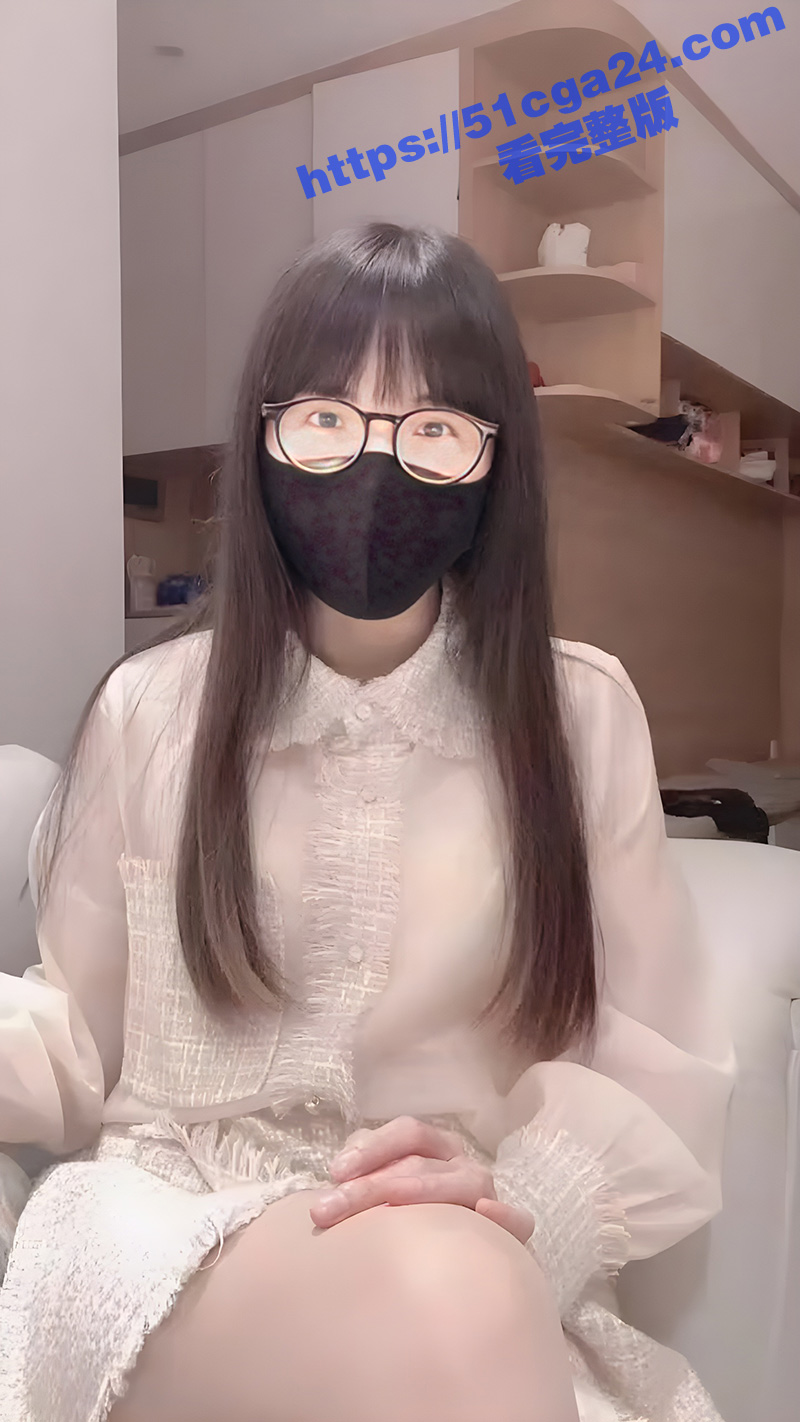 超反差眼镜美女 一只荞 直播科普如何爱抚阴蒂高潮 超粉蝴蝶B带你了解阴部构造！
