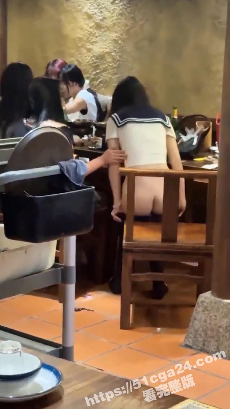 JK美少女餐厅当众脱裤撒尿 3