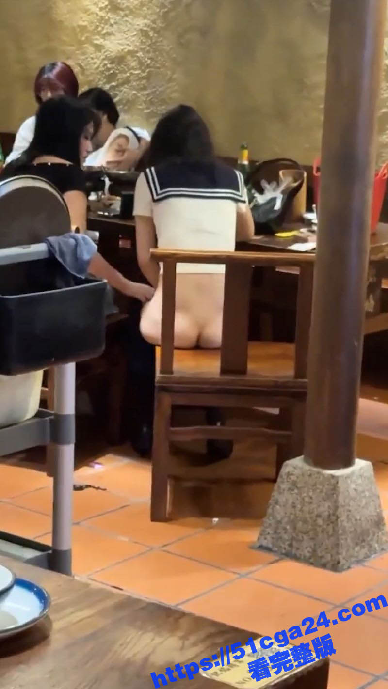 JK美少女餐厅当众脱裤撒尿 4