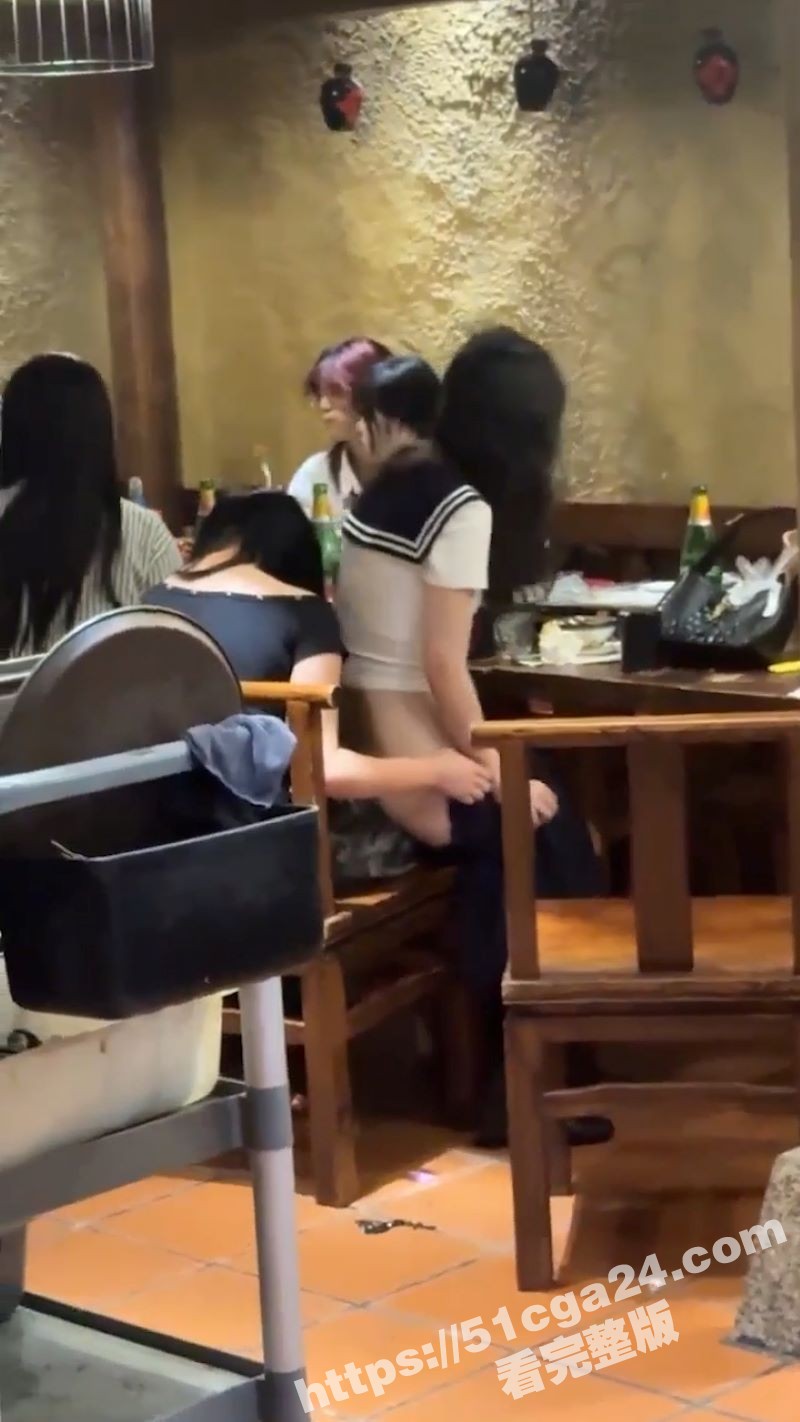JK美少女餐厅当众脱裤撒尿 2