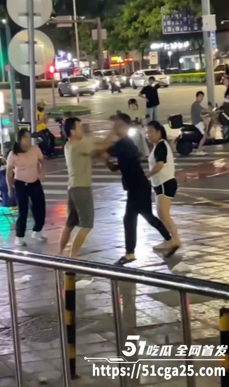 小吃商贩抢生意路边2V2男女混战05