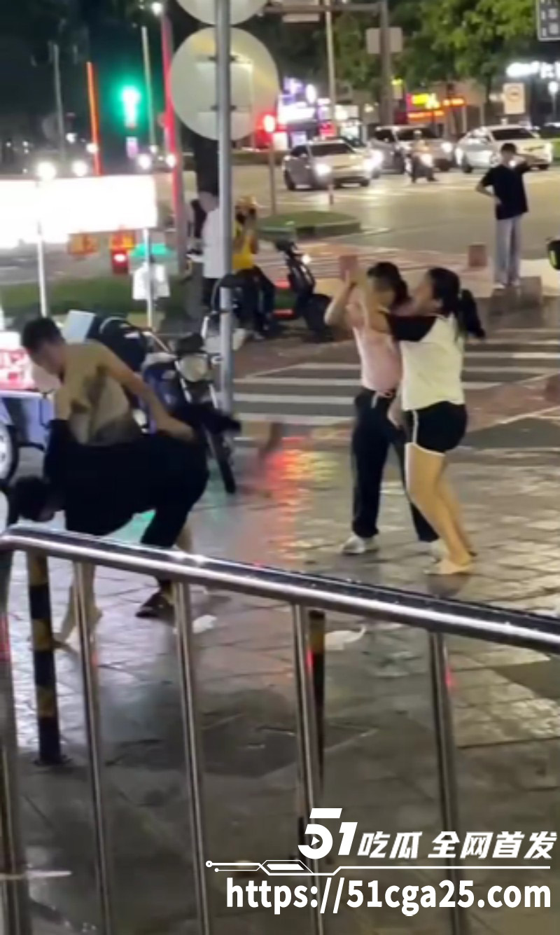 小吃商贩抢生意路边2V2男女混战06