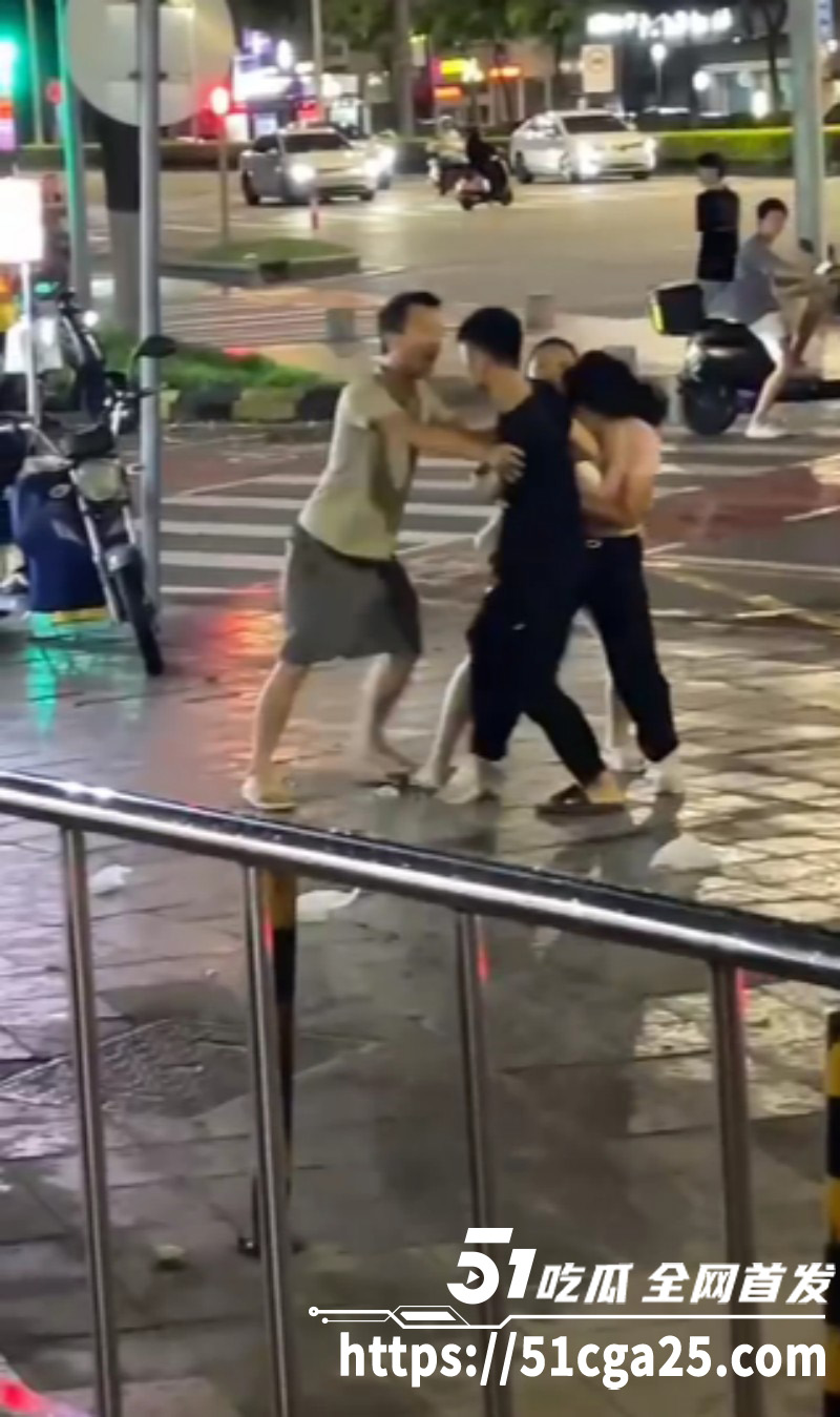 小吃商贩抢生意路边2V2男女混战04