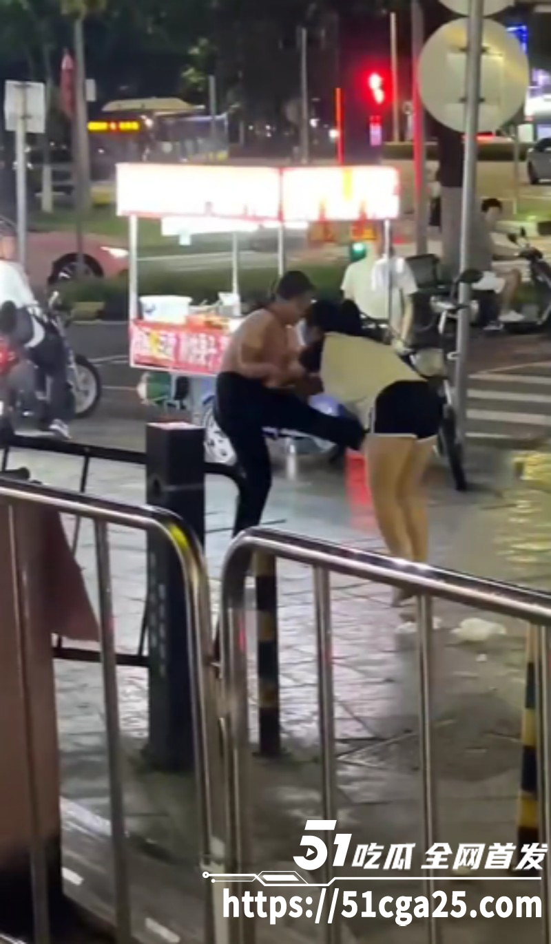 小吃商贩因抢生意起争执 街头上演2V2男女混战 锁喉抱摔飞踢 动作娴熟堪比职业选手！