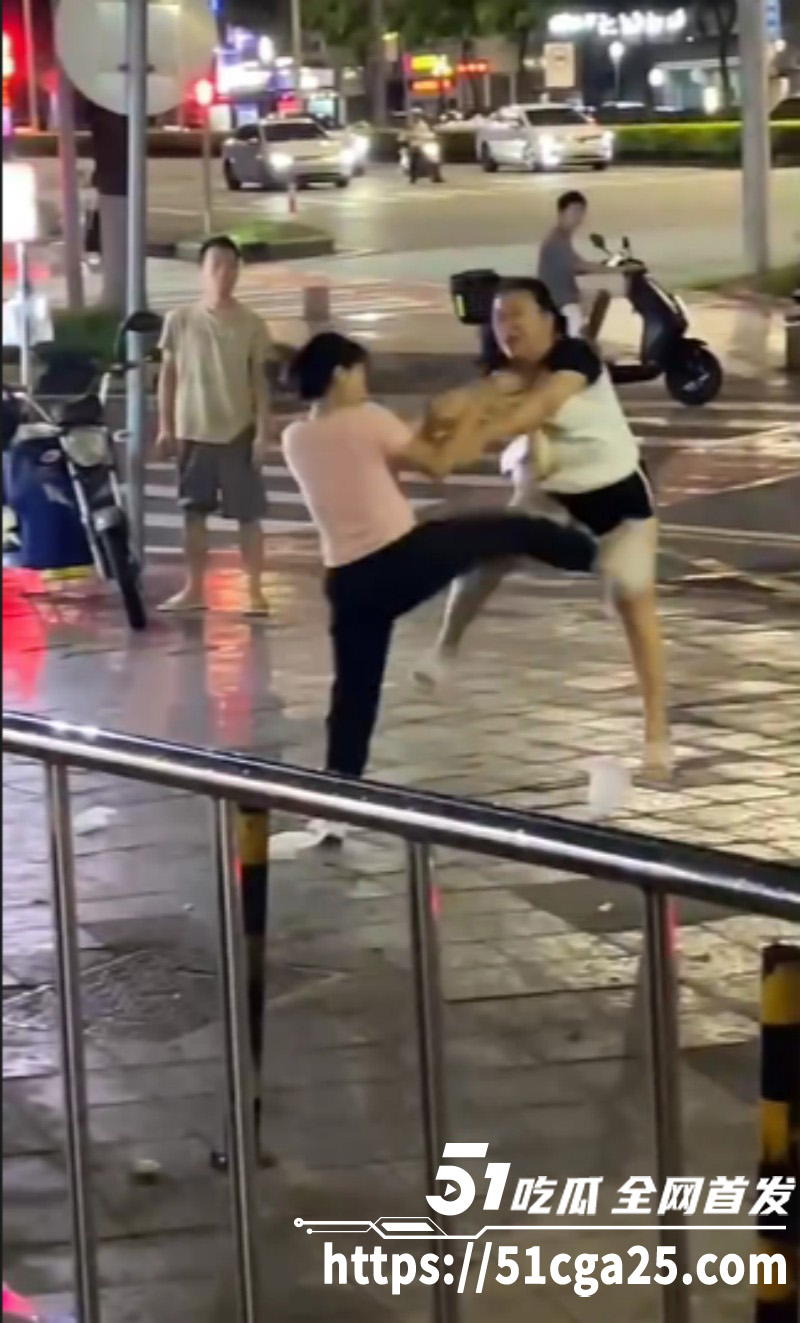 小吃商贩抢生意路边2V2男女混战02