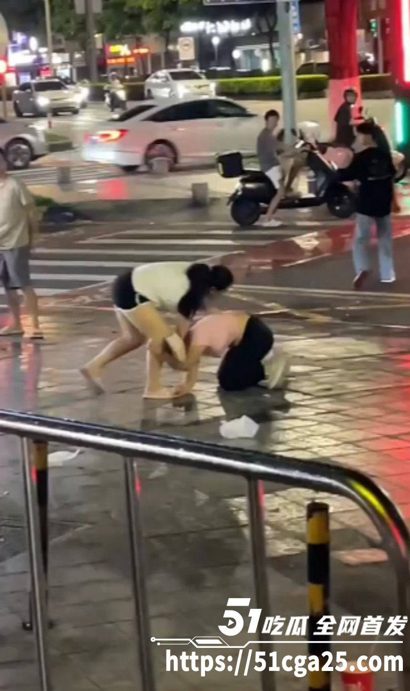 小吃商贩抢生意路边2V2男女混战03