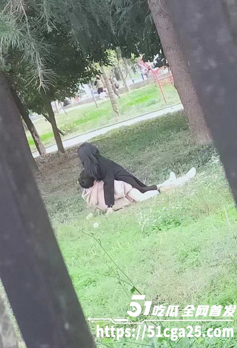 小情侣寻求刺激 竟大白天公园当众野战 女上男下疯狂摇臀 被路人多角度偷拍 女主颜值超高！