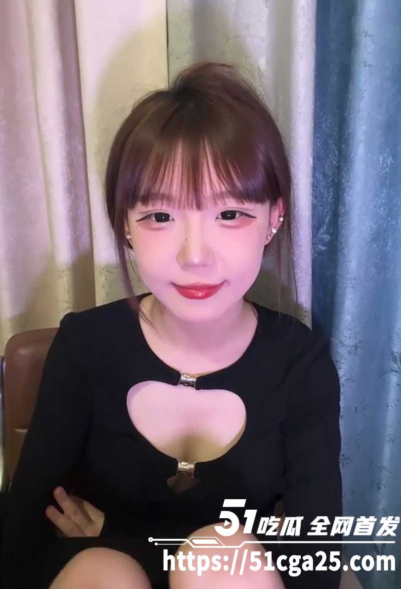 00后小美女直播自慰秀 翘臀嫩妹全裸露粉嫩小穴 怼镜头揉逼自慰白浆直流 骚到粉丝鼻血狂喷！