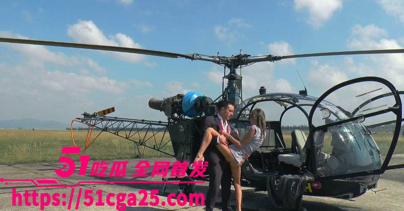 欧美空中性爱震撼来袭 直升机上边开飞机边激战 空姐在金主胯下口交 火辣场面high翻天！