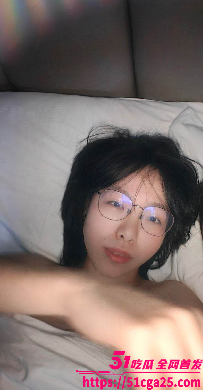 眼镜JK制服反差婊 隐藏蝴蝶逼已被玩黑 口交内射样样精通 极品蜜穴惨遭爆操打桩！