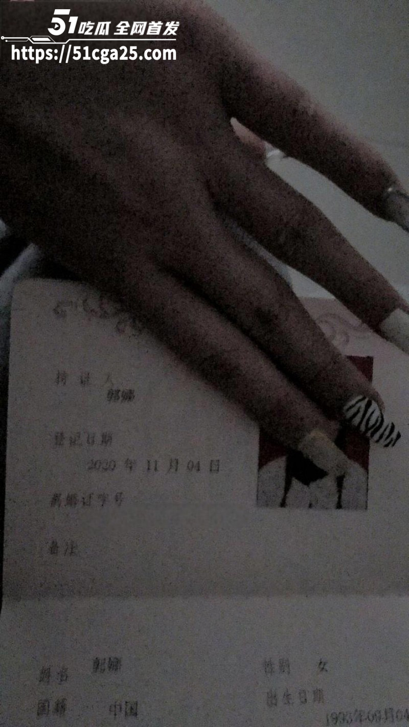 北京气质美甲师 郭娜 为得金主青睐 自称贱逼揉胸自慰 白嫩胴体难以遮盖淫骚本性！